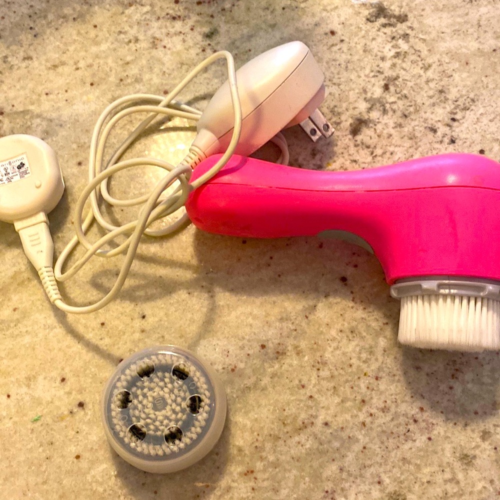 Clarisonic brush with a new replacement